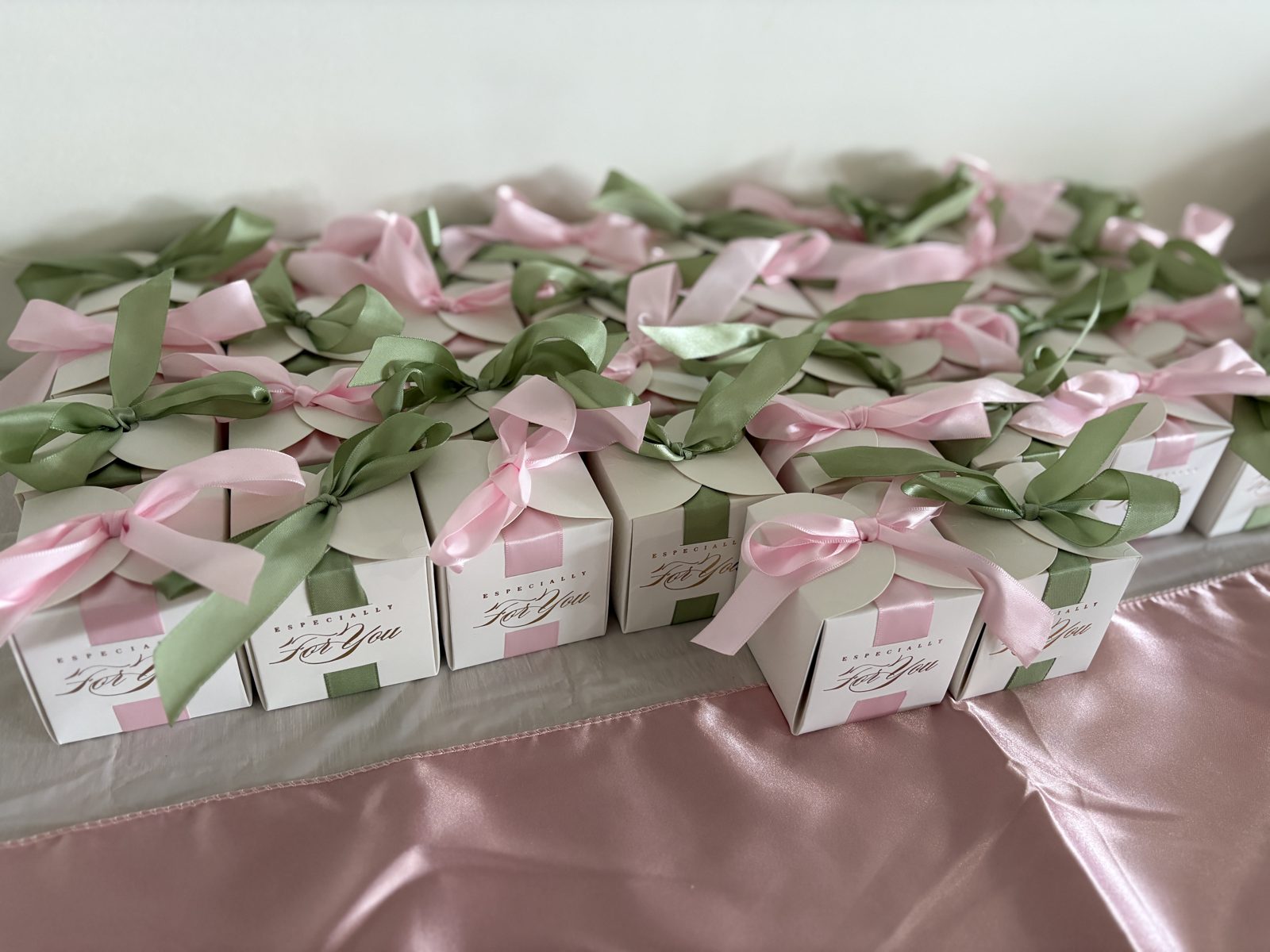 Boîtes à dragées préparées pour une communion chez Team Square